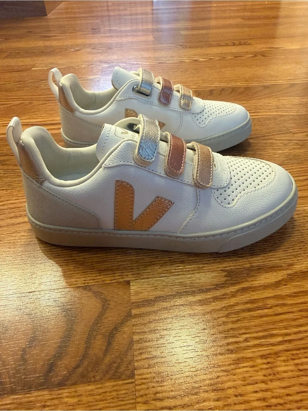Veja classic white